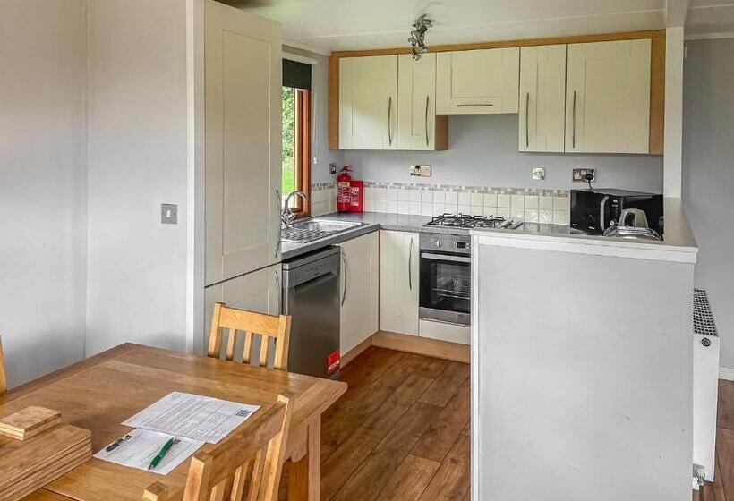 אתר נופש Athelington Hall Farm Lodges