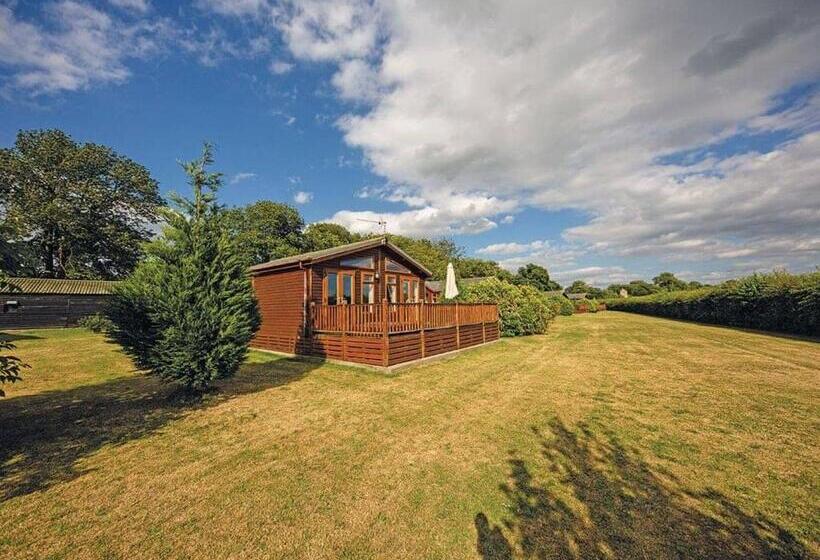 אתר נופש Athelington Hall Farm Lodges