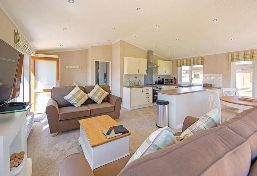 리조트 Athelington Hall Farm Lodges