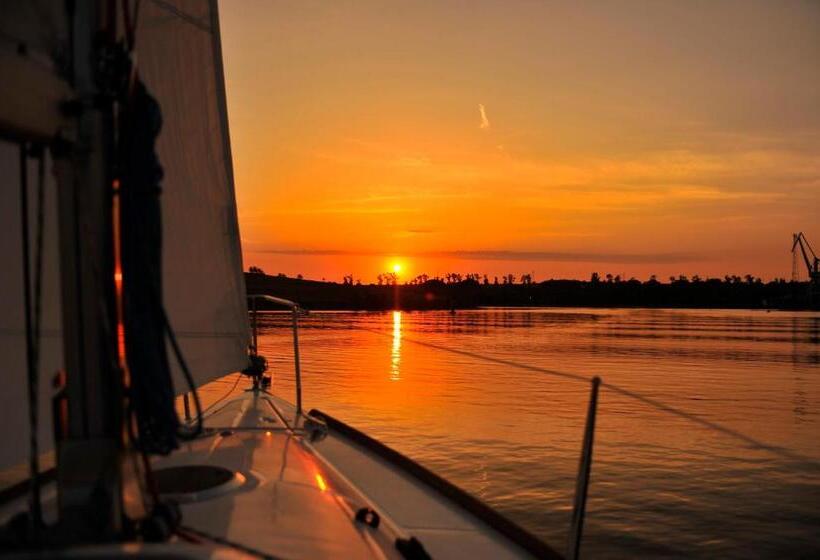 리조트 Lifeharbour Limanu