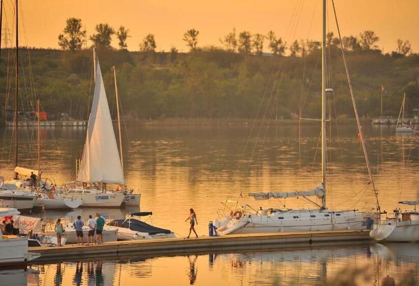 리조트 Lifeharbour Limanu