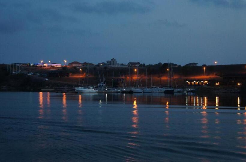 리조트 Lifeharbour Limanu