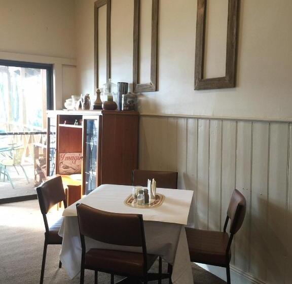 Royal Hotel Snake Valley