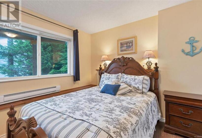 Общежитие The Oceanfront Inn On Stephens Bay