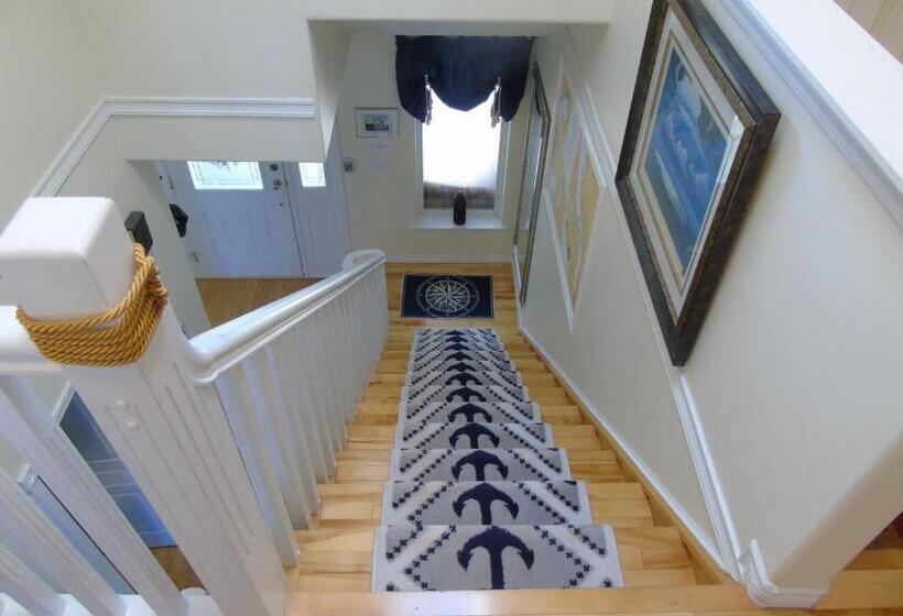 Общежитие The Oceanfront Inn On Stephens Bay