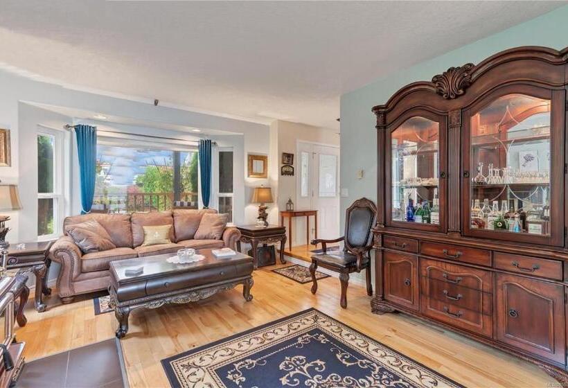 Общежитие The Oceanfront Inn On Stephens Bay