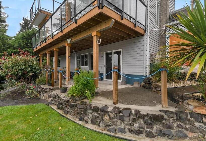 Общежитие The Oceanfront Inn On Stephens Bay