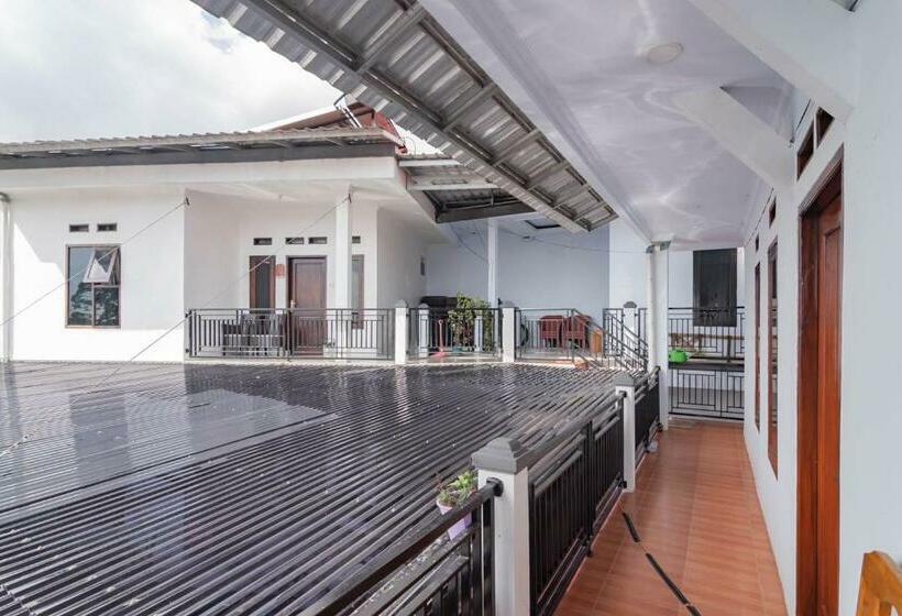 Отель Erika Homestay Mitra Reddoorz