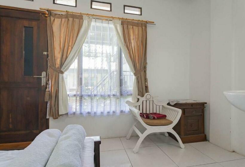 Отель Erika Homestay Mitra Reddoorz