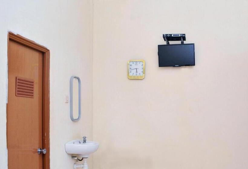 ホテル Oyo 2471 Swarna Raya