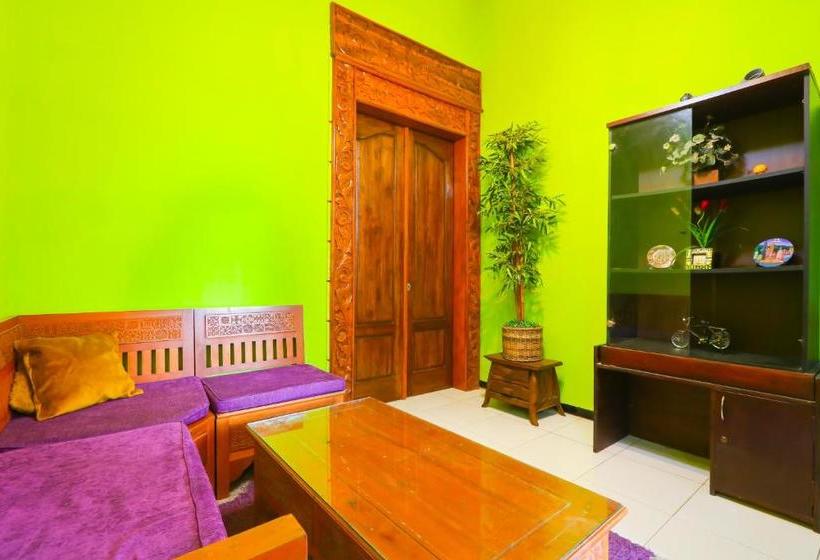 בית מלון כפרי Oyo Life 3064 Mahameru Kost Putra