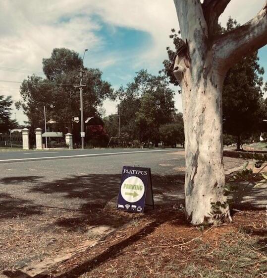 מוטל The Platypus Accommodation & Cafe