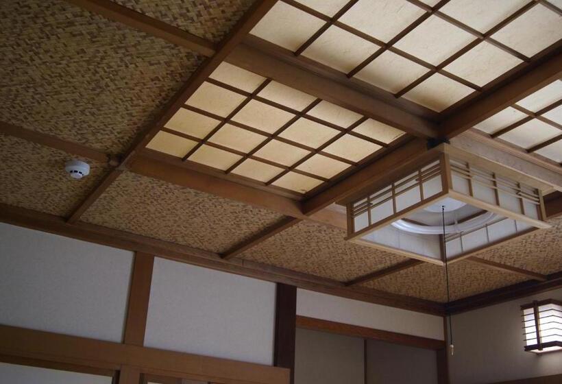 פנסיון Izari Village