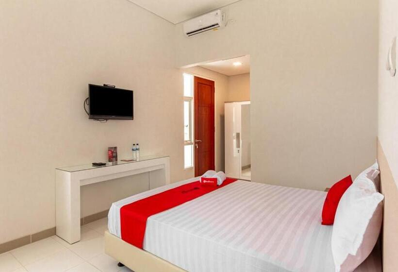 פנסיון Reddoorz Syariah @ Kebraon