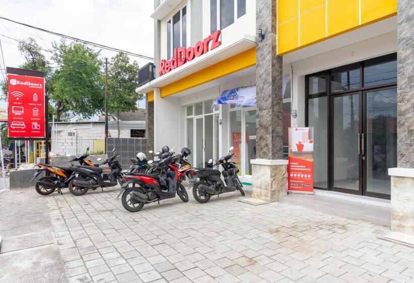 פנסיון Reddoorz Syariah @ Kebraon