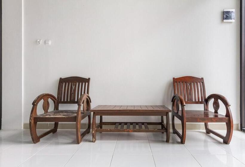 פנסיון Reddoorz Syariah @ Kebraon