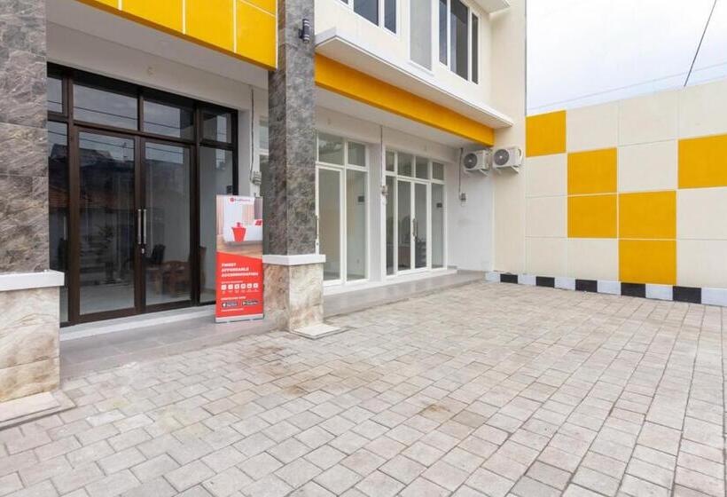 פנסיון Reddoorz Syariah @ Kebraon