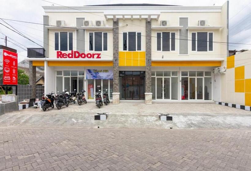 פנסיון Reddoorz Syariah @ Kebraon