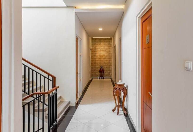 פנסיון Reddoorz Syariah @ Kebraon