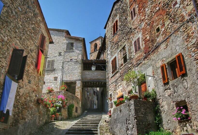 Quaint Cottage With Pool