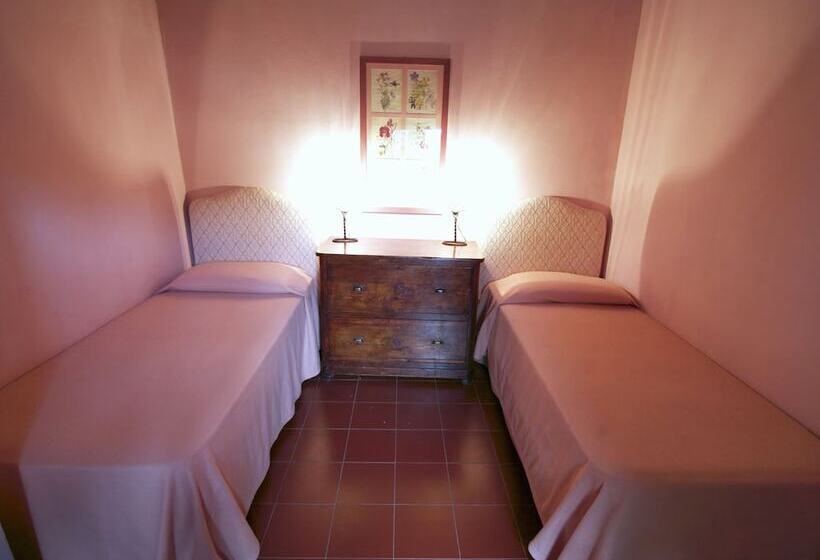 Detached Cottage With Swimming Pool