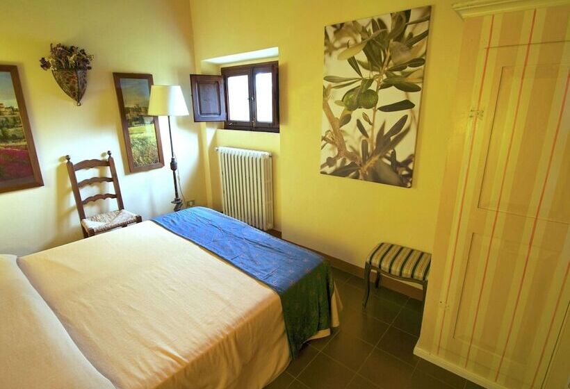 Detached Cottage With Swimming Pool