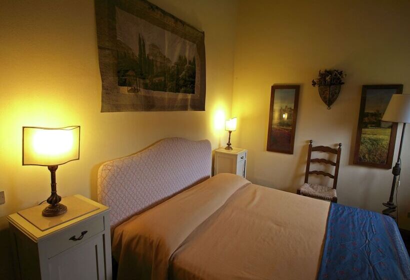 Detached Cottage With Swimming Pool