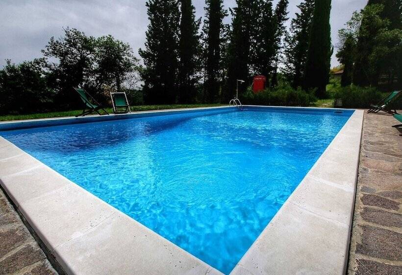Detached Cottage With Swimming Pool