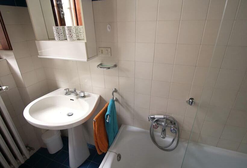 Detached Cottage With Swimming Pool