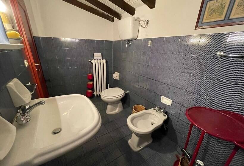 Detached Cottage With Swimming Pool