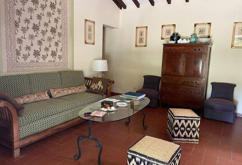 Detached Cottage With Swimming Pool