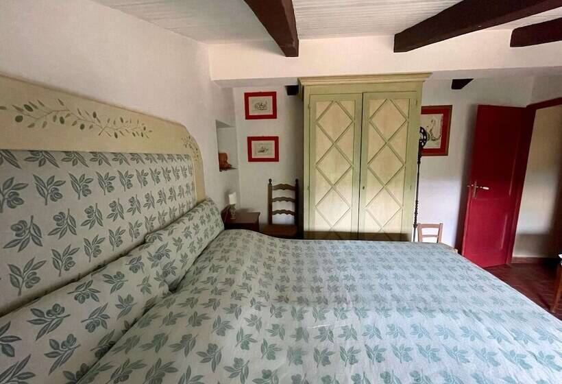 Detached Cottage With Swimming Pool