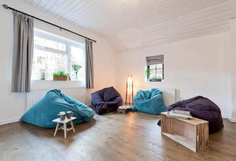 בית מלון כפרי The Elbowroom Escape