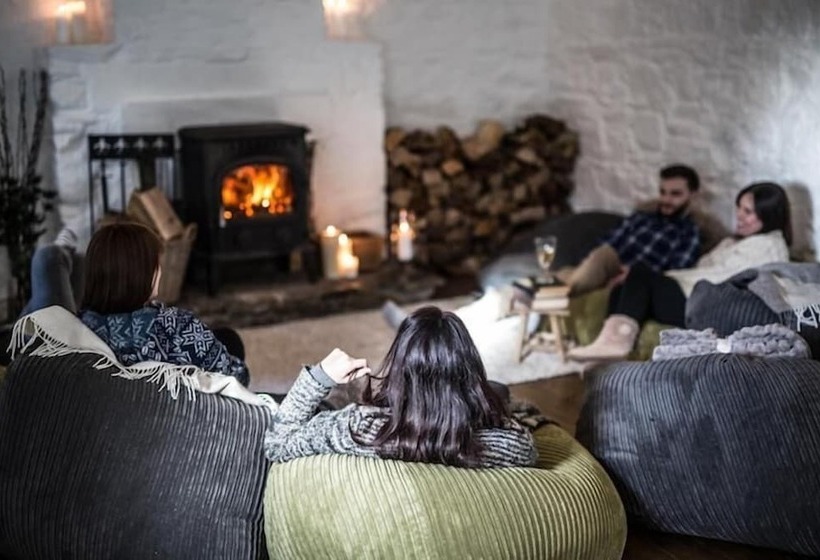 בית מלון כפרי The Elbowroom Escape