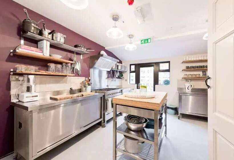 בית מלון כפרי The Elbowroom Escape