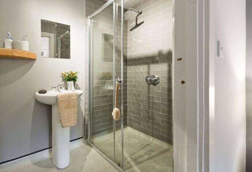 בית מלון כפרי The Elbowroom Escape