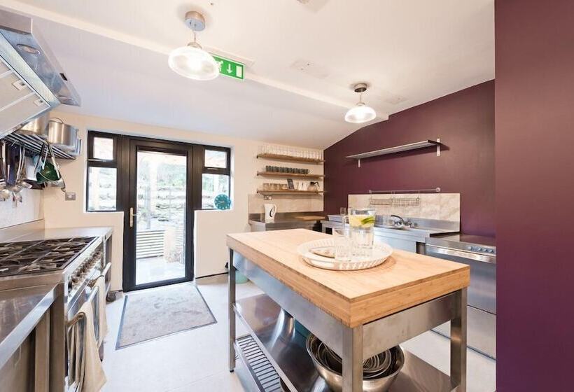 בית מלון כפרי The Elbowroom Escape