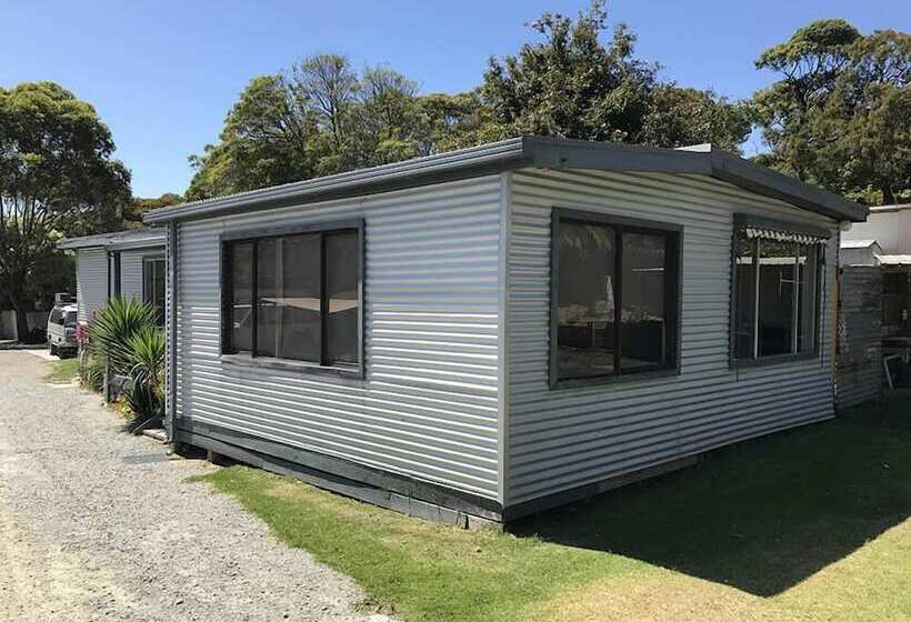 فندق The Waterwheel Beach Cabins   Caravan Park