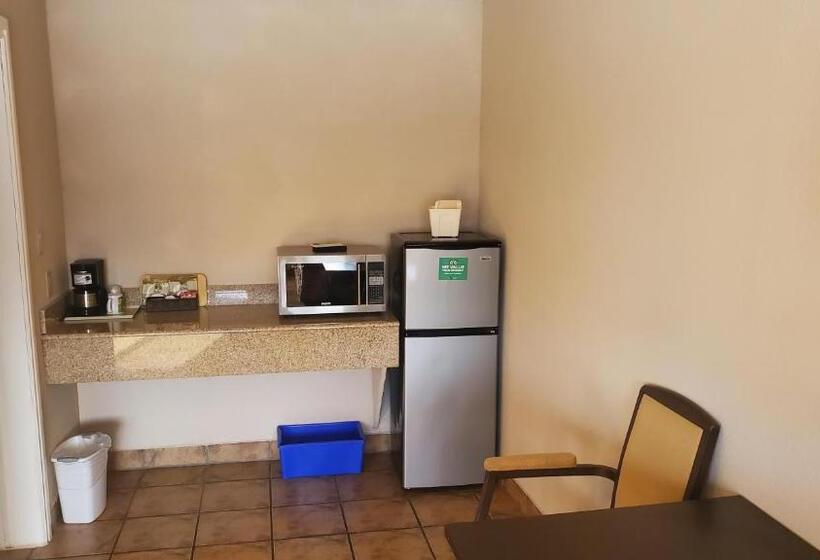 فندق على الطريق Shoreside Inn & Suites