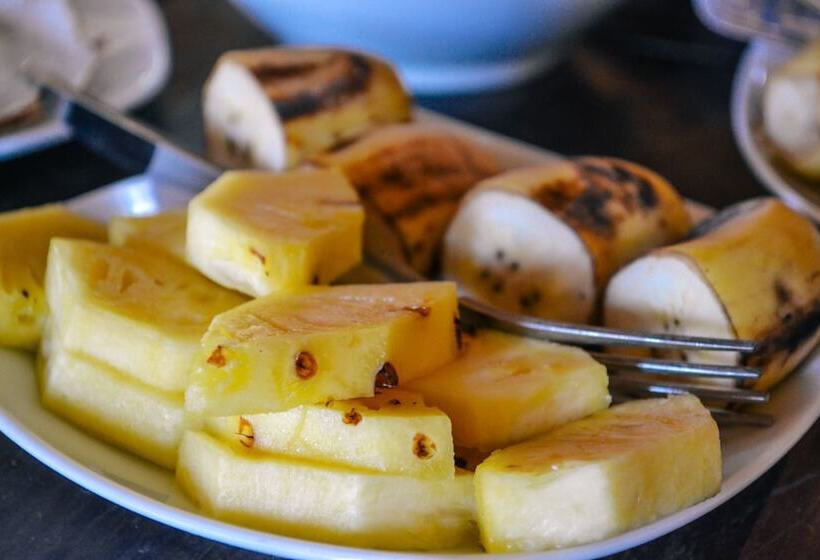 ペンション The Weir House