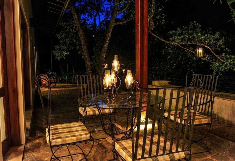 ペンション The Weir House