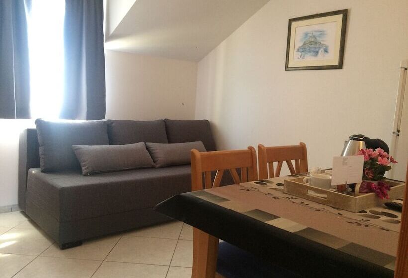 بنسيون Villa Menalo