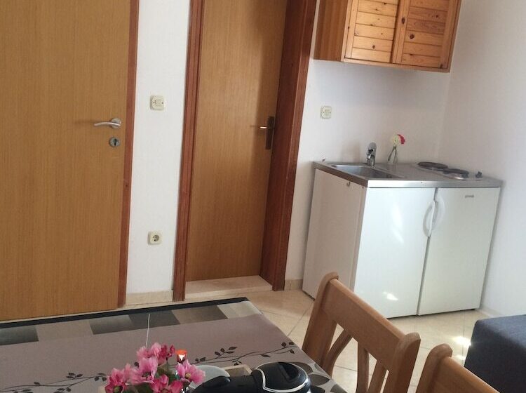 פנסיון Villa Menalo