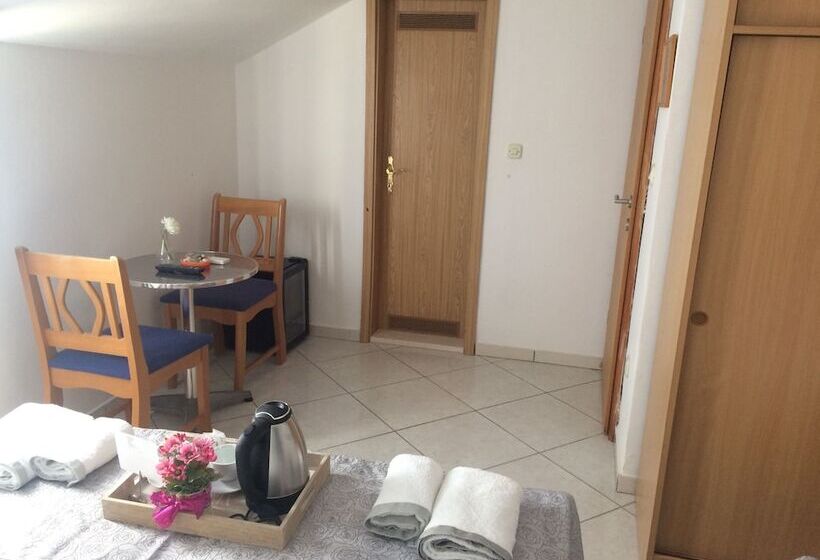 פנסיון Villa Menalo