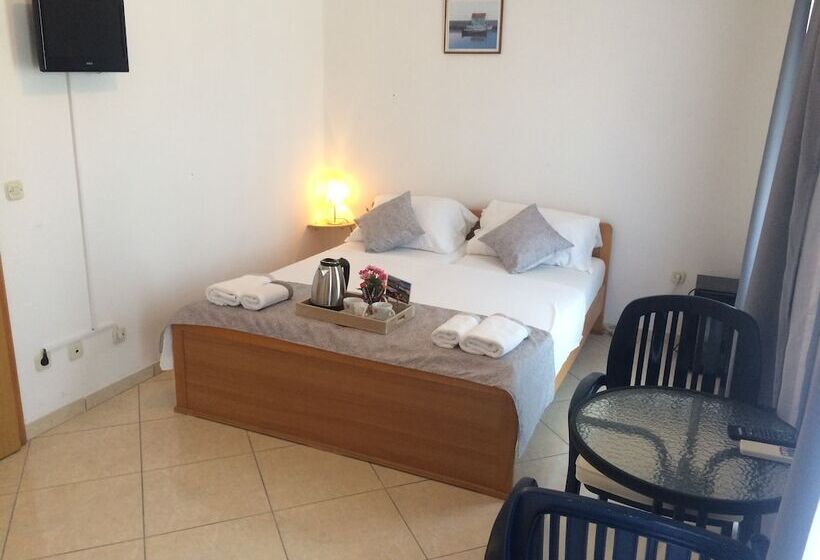 פנסיון Villa Menalo