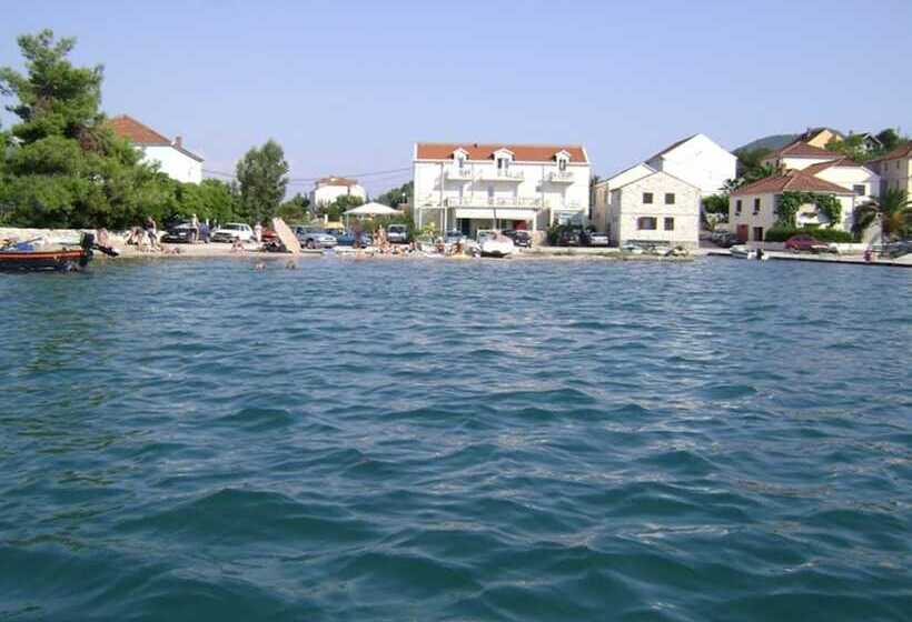 بنسيون Villa Menalo