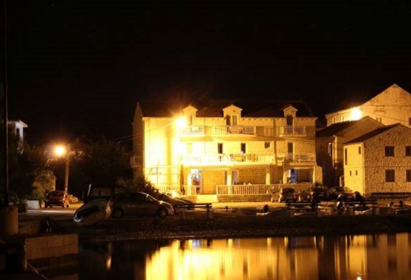 פנסיון Villa Menalo