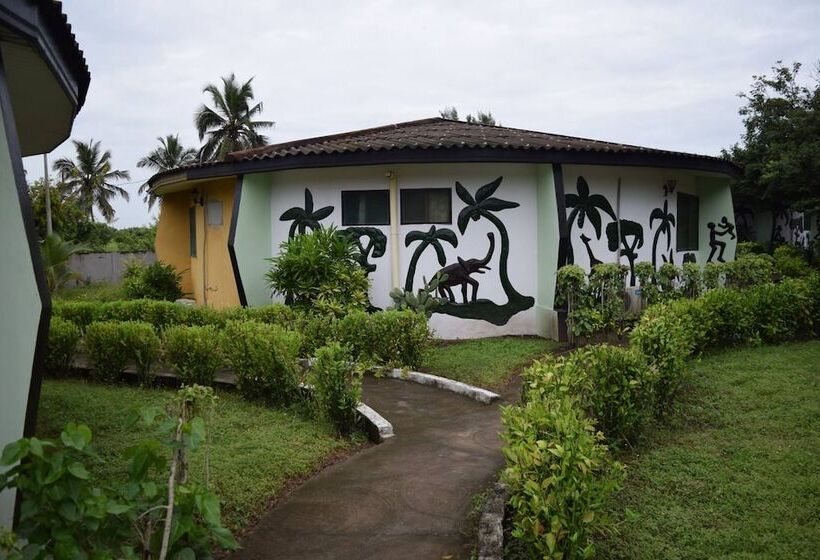 בית מלון כפרי Alberta's Palace Beach Resort