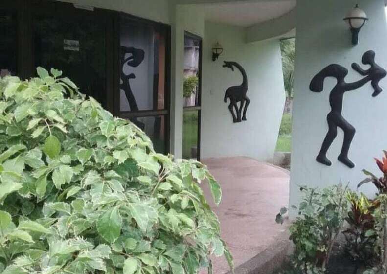 בית מלון כפרי Alberta's Palace Beach Resort