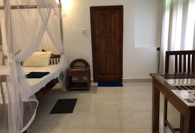 Отель The Retreat